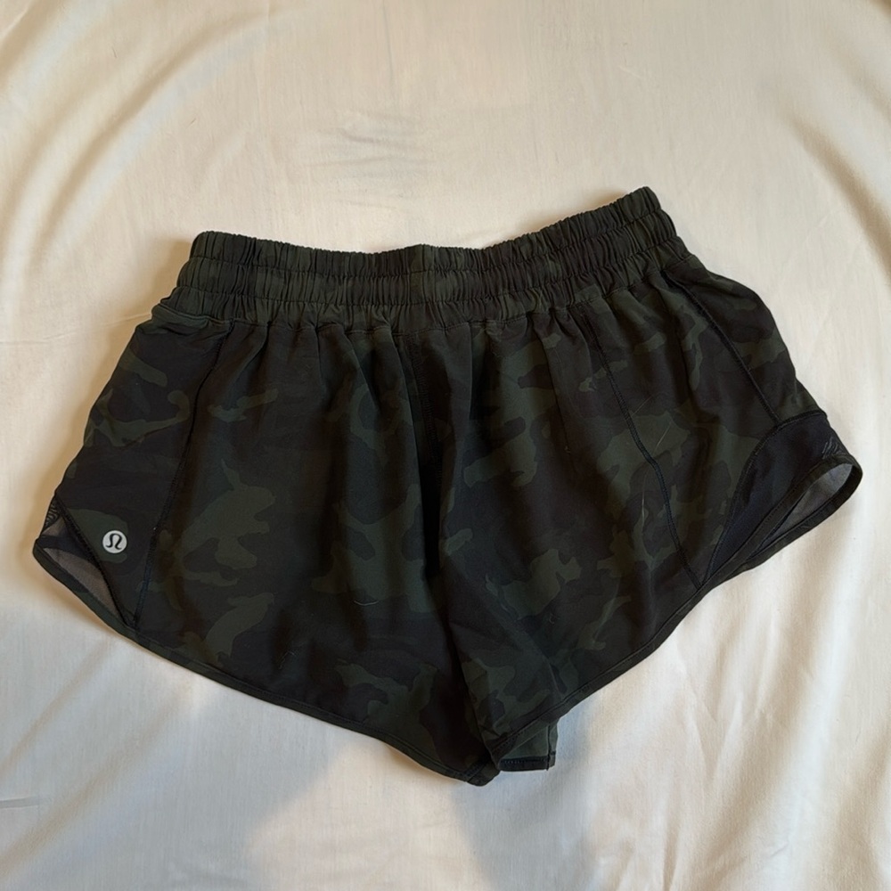 Green Camo 2.5” Lululemon Hotty Hot Shorts 💚